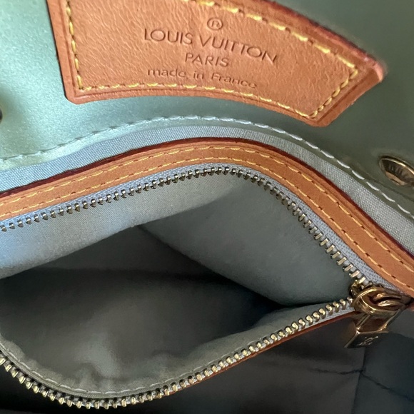 Louis Vuitton Monogram Vernis Reade PM tote bag in sage green patent leather. - Picture 6 of 17